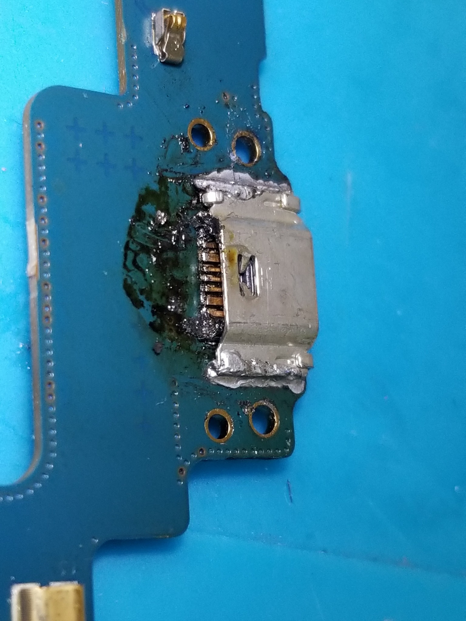 Original connector and surrounding solder area